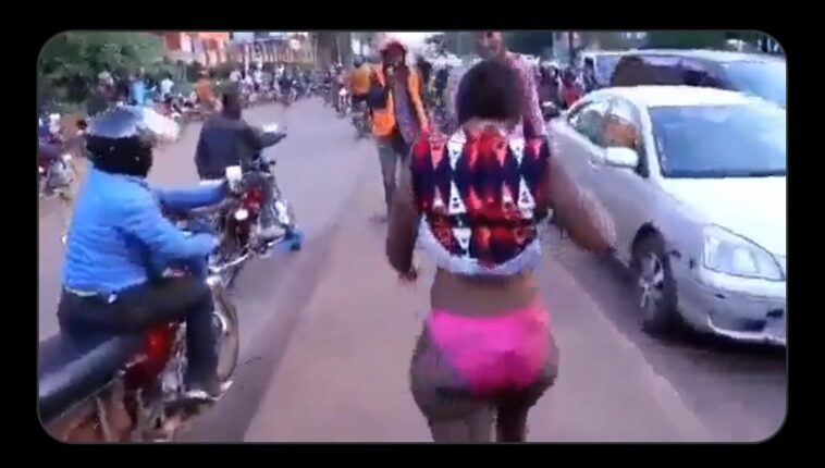 Video: For 800k Woman in Kampala walks nekkid Video: For 800k Woman in Kampala walks nekkid