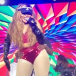 VIDEO: Shakira Shakiraa shows off her fat bare sumbie on stage VIDEO: Shakira Shakiraa shows off her fat bare sumbie on stage