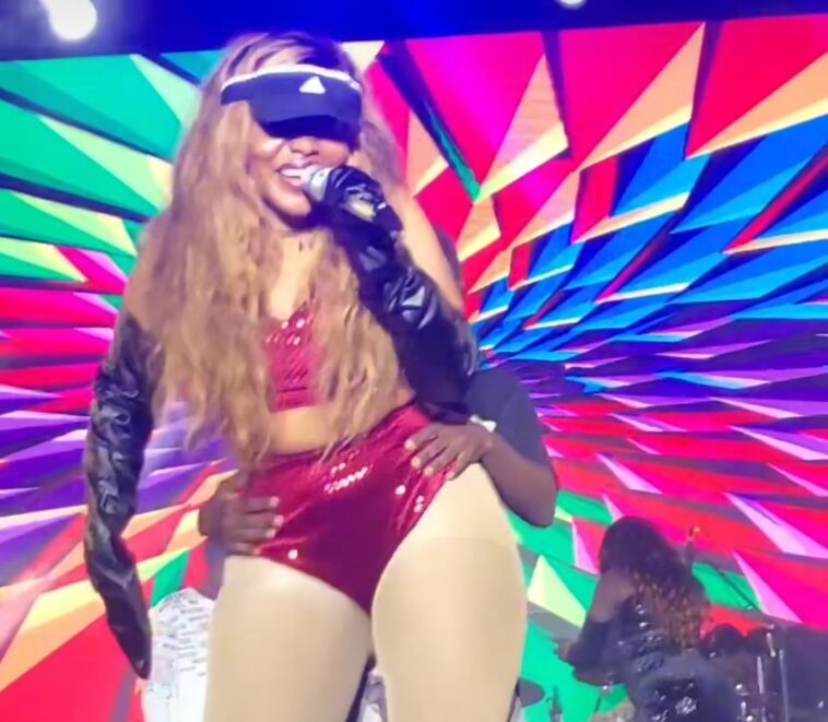 VIDEO: Shakira Shakiraa shows off her fat bare sumbie on stage VIDEO: Shakira Shakiraa shows off her fat bare sumbie on stage