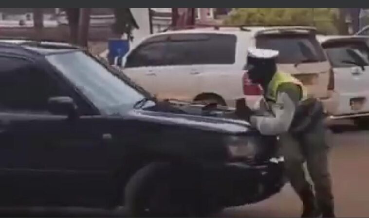 VIDEO: Watch angry Ugandan knock down a traffic officer trying to stop him VIDEO: Watch angry Ugandan knock down a traffic officer trying to stop him