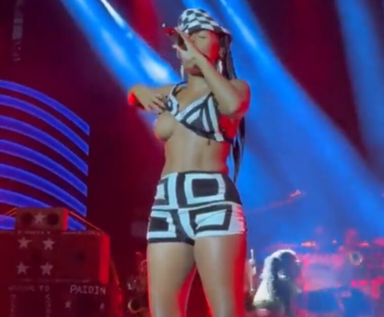 VIDEO: American musician Janelle Monae undresses on stage VIDEO: American musician Janelle Monae undresses on stage