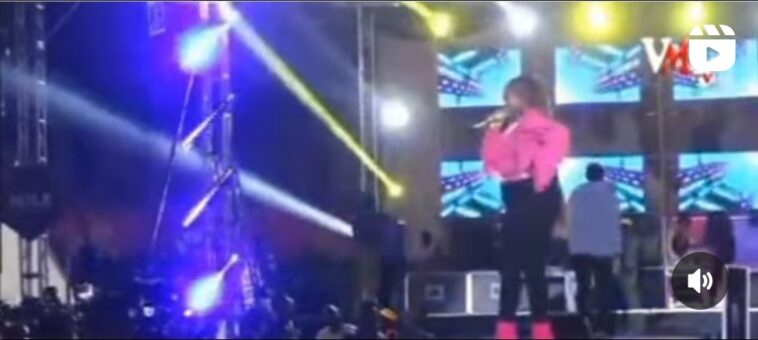 VIDEO: Fans beat up DJ at Carol Nantongo’s concert VIDEO: Fans beat up DJ at Carol Nantongo’s concert