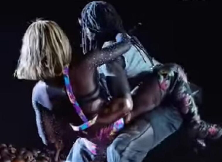 VIDEO: Ziza Bafana chews Karole Kasita in front of fans live on stage VIDEO: Ziza Bafana chews Karole Kasita in front of fans live on stage